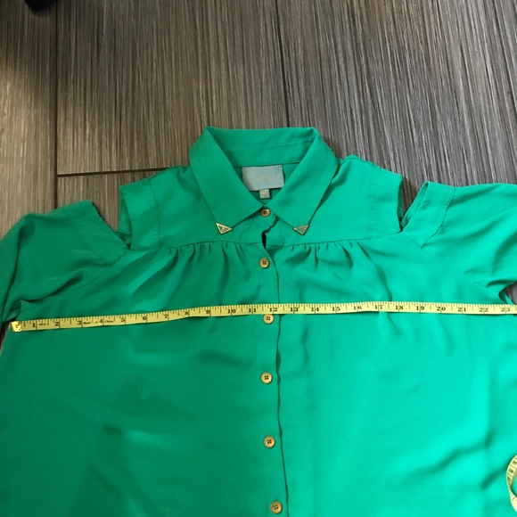 Skies are Blue jade cold shoulder top gold accents - Picture 5 of 6